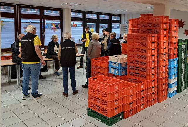 Ein Teil des Teams nach der erfolgreichen Lebensmittelausgabe im Begegnungscafé | Foto: Buxtehuder helfen e.V.