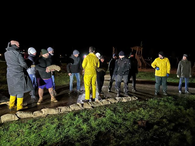 Anwohner halfen beim Stapeln der Sandsäcke | Foto: Feuerwehr Buxtehude