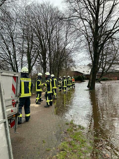 Eine Kette wird gebildet, um Sandsäcke zu transportieren | Foto: Feuerwehr Harsefeld