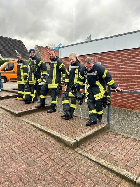 Beim Einsatz kommt es schon mal vor, dass Wasser in die Stiefel läuft | Foto: Feuerwehr Harsefeld