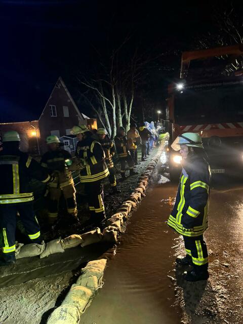 Die Häuser konnten durch die Maßnahmen vor dem Wasser geschützt werden | Foto: Feuerwehr Buxtehude