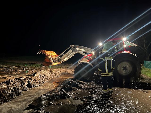 Ein Frontlader zog eine Furche  | Foto: Feuerwehr Buxtehude