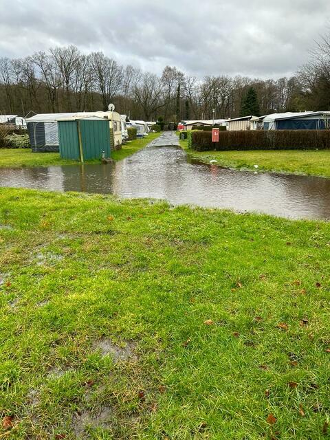 Das Wasser strömt über die Wege des Harsefelder Campingplatzes | Foto: Feuerwehr Harsefeld