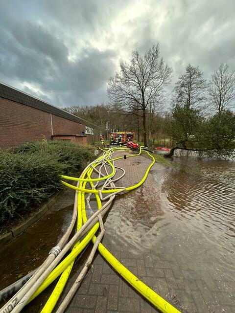 Etliche Schlauchleitungen wurden verlegt, um das Wasser abzuleiten | Foto: Feuerwehr Harsefeld