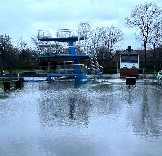 Der Sprungturm des Freibades ist vom Wasser eingeschlossen | Foto: Feuerwehr Harsefeld