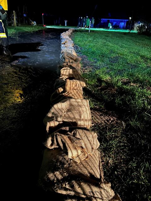 Ein Damm aus Sandsäcken hielt das Wasser zurück | Foto: Feuerwehr Buxtehude