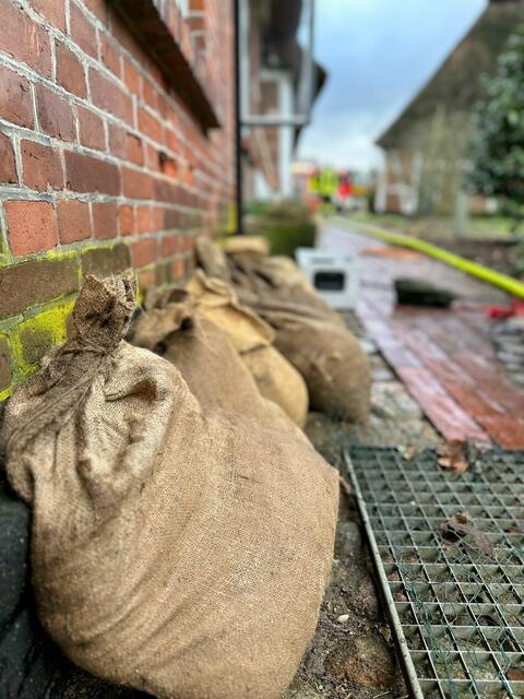Das Haus wurde mit Sandsäcken geschützt | Foto: Feuerwehr Dollern