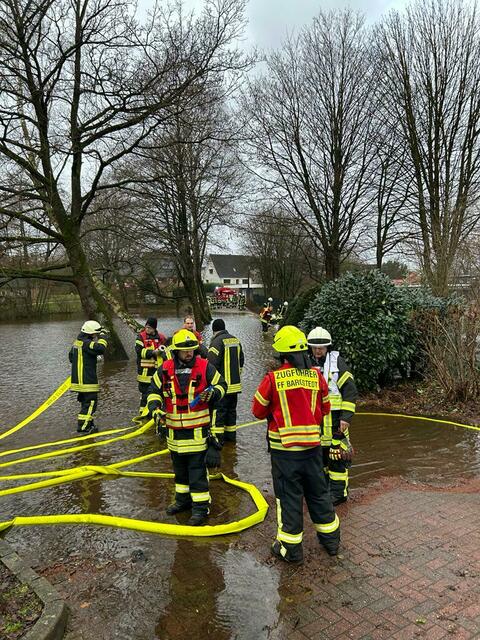 Die Feuerwehr hat jede Menge Schläuche verlegt, damit das Wasser abgepumpt werden kann | Foto: Feuerwehr Harsefeld