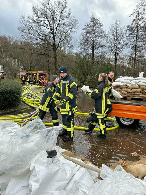 Fleißiges Sandsack-Schleppen | Foto: Feuerwehr Harsefeld