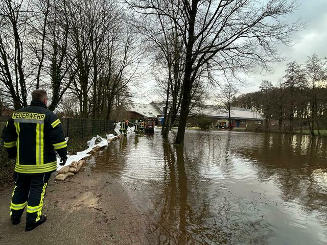 Am Teich neben dem Freibad wird ein Damm errichtet | Foto: Feuerwehr Harsefeld
