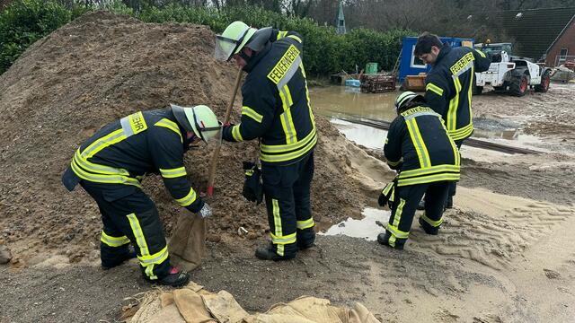 Die Sandsäcke werden befüllt | Foto: Feuerwehr Dollern