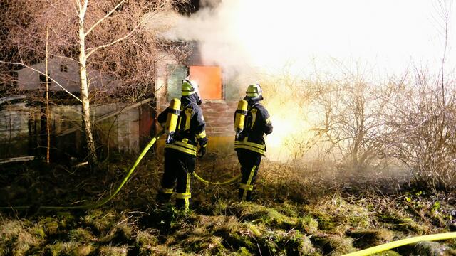 Die Feuerwehr bekommt den Brand schnell unter Kontrolle | Foto: Rolf Hillyer-Funke/Feuerwehren SG Oldendorf-Himmelpforten   