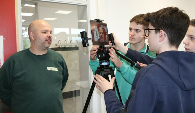 Beim Workshop im Gymnasium (v. li.): Filmemacher Tobias Milde vor der Kamera der Schüler Max Hinz, Ben Hofmann und Finn Rieckmann | Foto: Silke Rauscher