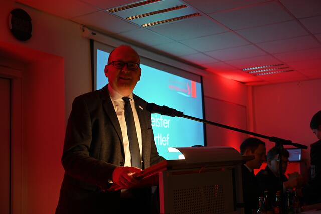 Bürgermeister Sönke Hartlef (CDU) dankt den Wiepenkathener Feuerwehrleuten für ihr Engagement. | Foto: Daniel Beneke
