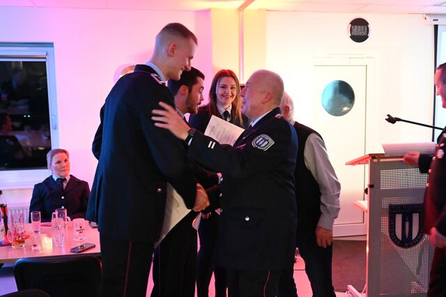 Glückwunsch: Der stellvertretende Stadtbrandmeister Wilfried Sprekels gratuliert Hauptfeuerwehrmann Christoph Stolle zur Beförderung. | Foto: Daniel Beneke