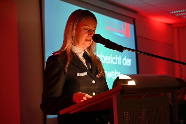 Jugendfeuerwehrwartin Nancy Bastian berichtet über vielfältige Aktivitäten bei der Jugendfeuerwehr. | Foto: Daniel Beneke