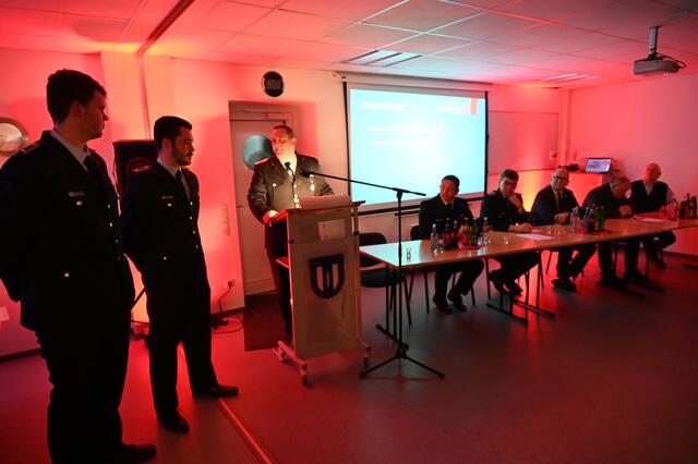 Ernennung: Maximilian Spitzer wird stellvertretender Jugendfeuerwehrwart, Pierre Nadler stellvertretender Kassenwart.  | Foto: Daniel Beneke
