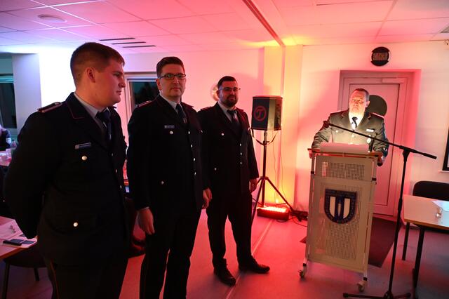 Beförderung: Ortsbrandmeister Jörg Bastian macht Jendrik Bardenhagen, Steffen Jerke und Nico Schäfer zu Oberfeuerwehrmännern.  | Foto: Daniel Beneke