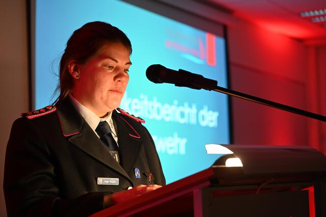Kinderfeuerwehrwartin Inga Koppe berichtet über das spannende Programm bei der Kinderfeuerwehr "Flöschis Flämmchen". | Foto: Daniel Beneke
