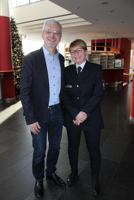 Empore-Geschäftsführer Onne Hennecke mit der Kontaktbeamtin Katrin Ragge