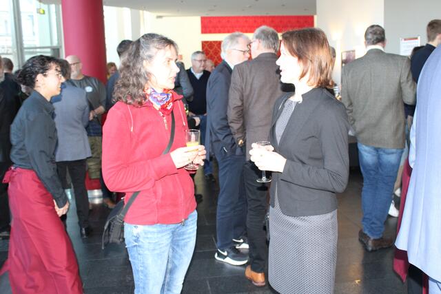 Im Gespräch: Christina Peters (Freiwilligenagentur f.e.e., li.) und Kristin Marquardsen (Steenbeeker)