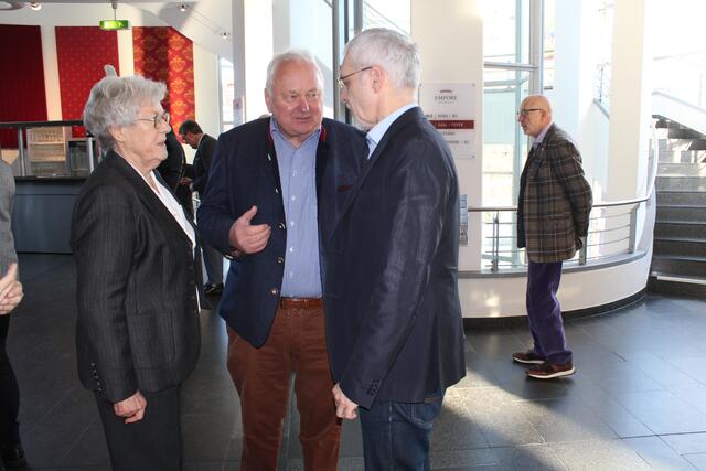 Der ehemalige CDU-Landtagsabgeordnete Heiner Schönecke (Mi.) mit Ehefrau Ilse und Empore-Geschäftsführer Onne Hennecke 