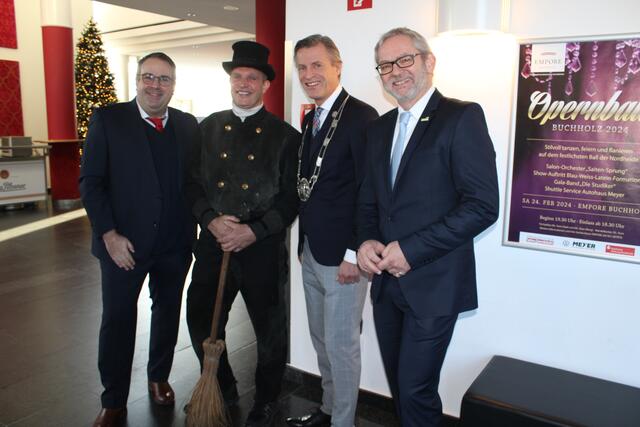 Sie begrüßten die Gäste: (v. li.) Jan Bauer (stv. Bürgermeister), Glücksbringer Volker Meyer, Bürgermeister Jan-Hendrik Röhse und Frank Piwecki (stv. Bürgermeister)