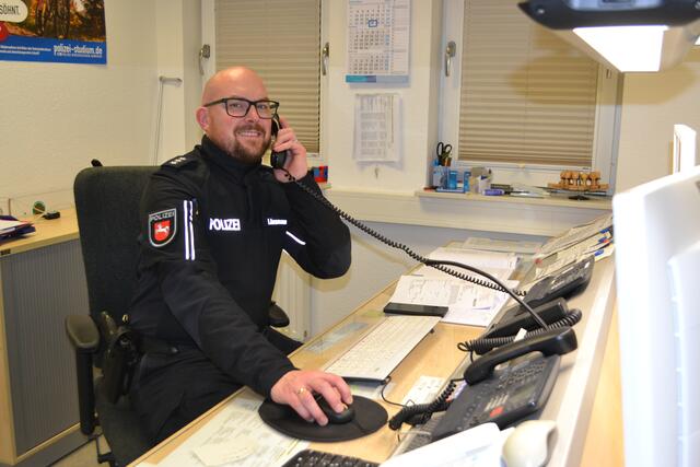 Polizeibeamter Andreas Lünsmann in der Polizeistation Tostedt | Foto: bim