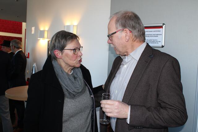Ratsvorsitzende Sigrid Spieker im Gespräch mit Jürgen Steinhage, ehemaliger Fachbereichsleiter bei der Stadt Buchholz