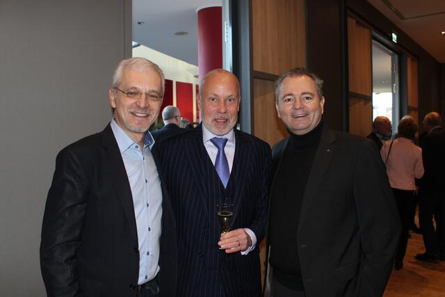 Onne Hennecke (v. li., Geschäftsführer der Empore), Rechtsanwalt Christoph Diedering und WOCHENBLATT-Geschäftsführer Stephan Schrader