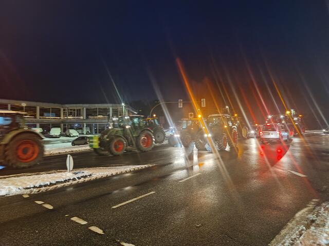 Demolandwirte bei der Fahrt über die sogenannte Wolperding-Kreuzung in Winsen | Foto: thl
