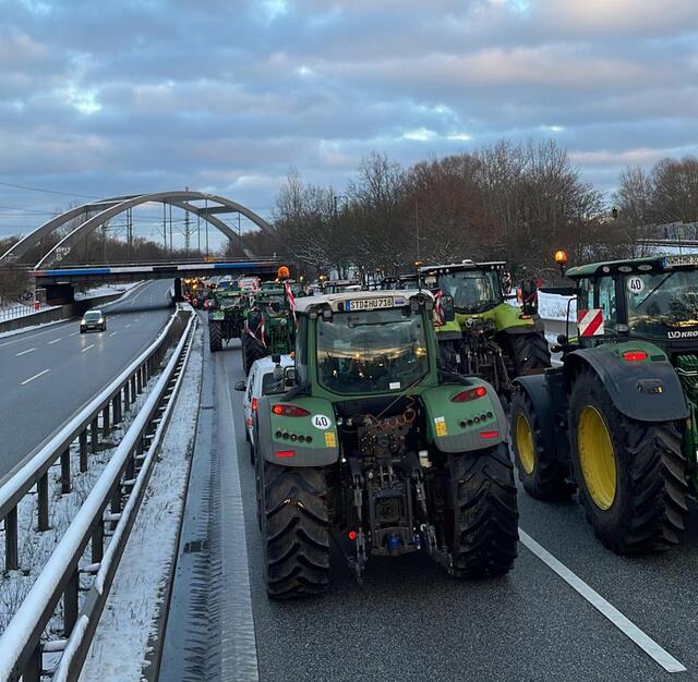Trecker aus dem Landkreis Stade rollen über die B75 Richtung Hamburg | Foto: Marvin Bülau