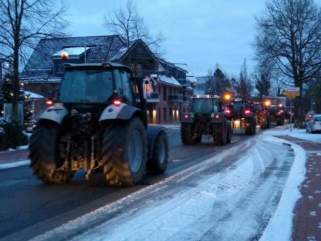 Die Trecker fahren durch Ahlerstedt | Foto: sb