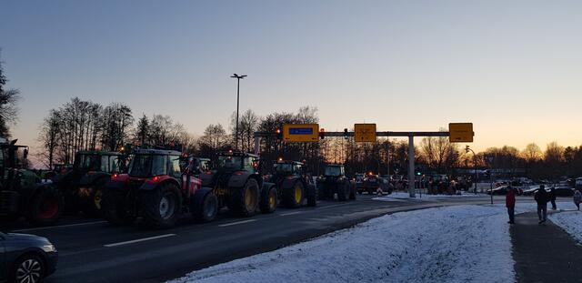 Trecker blockieren die Kreuzung von B73 und B74 | Foto: K.H.