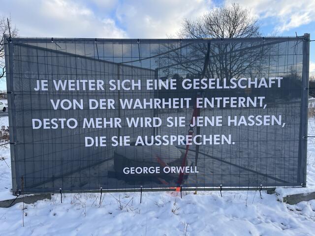 Sechs bedruckte Stoffbanner können vorbeifahrende Autos und Fußgänger aktuell in Maschen "bewundern" | Foto: sra