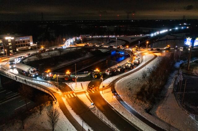Der Kreisel Kaisereichen bei Stade mit den Zufahrten zur B73 und A26 ist blockiert | Foto: Florian Wiedenfeld/www.f-w-photography.de
