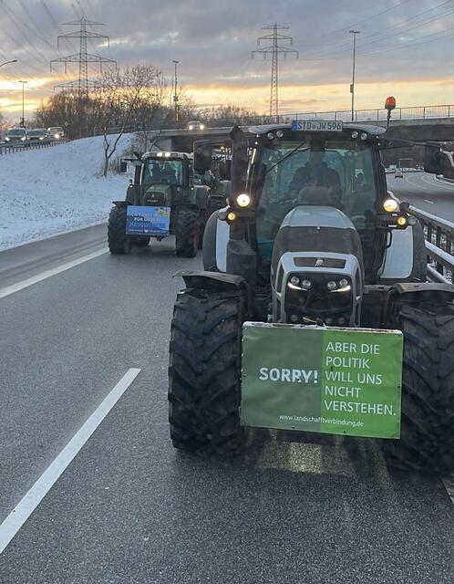 Die protestierenden Landwirte aus dem Landkreis Stade auf dem Weg nach Hamburg | Foto: Marvin Bülau