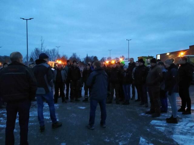Klaus Eckhoff informiert die Landwirte, die sich in Ahlerstedt versammelt haben, über die Lage. | Foto: sb