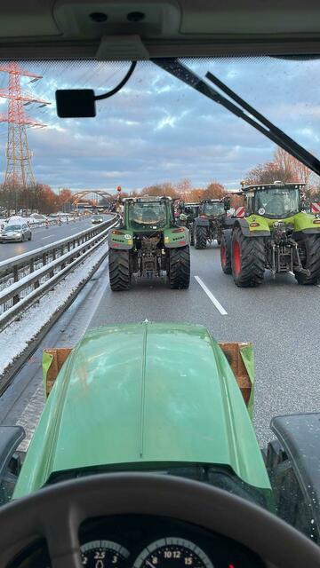 Trecker auf der B75 | Foto: Marvin Bülau