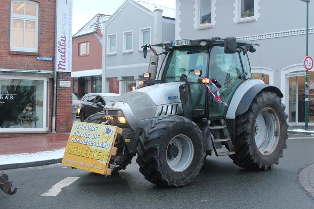 Viele Trecker sind mit Transparenten versehen | Foto: wd