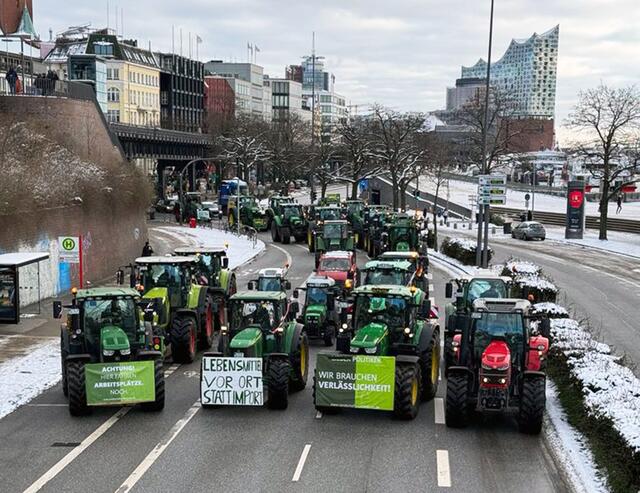 Bauernprotest mitten in Hamburg: Die Trecker aus dem Landkreis Stade stehen an den Landungsbrücken mit der Elbphilharmonie im Hintergrund | Foto: Marvin Bülau