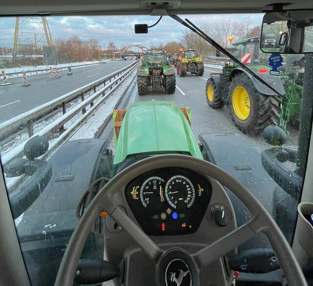 Trecker auf der B75 | Foto: Marvin Bülau