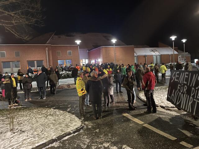 Am Montagabend versammelten sich viele Landwirte zum Abschluss ihrer Demonstration auf dem Parkplatz der Burg Seevetal in Hittfeld | Foto: sra 