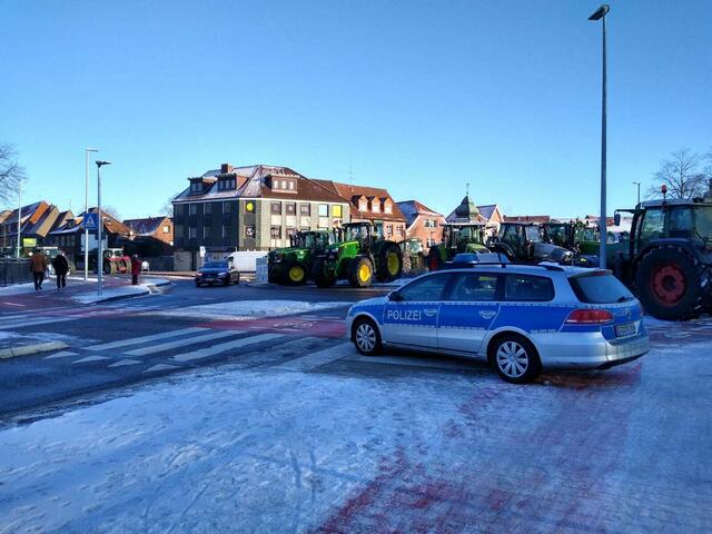 Die Polizei achtet darauf, dass die Trecker nicht Richtung Stadeum fahren | Foto: sb