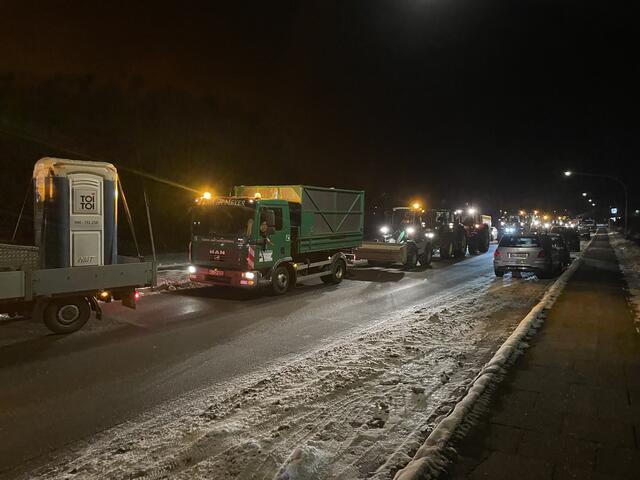 Auch nach 18 Uhr kamen noch viele Landwirte von ihren Demorouten zur Burg Seevetal | Foto: sra
