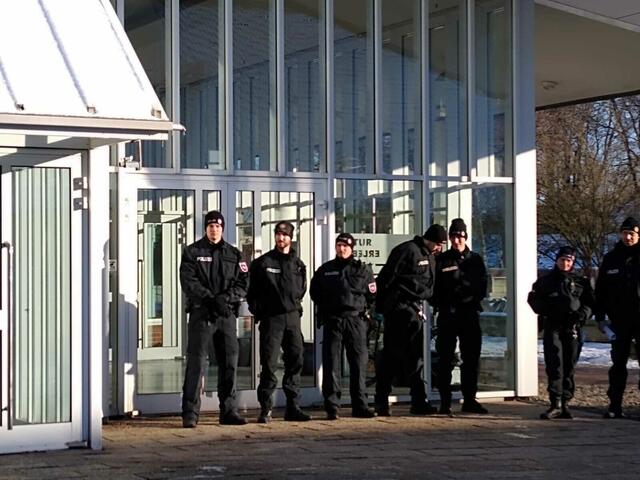Polizisten vor dem Eingang des Stadeums | Foto: sb