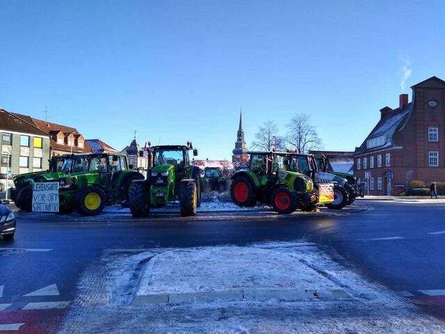 Traktoren auf dem Kreisel Schiffertorsstraße | Foto: sb