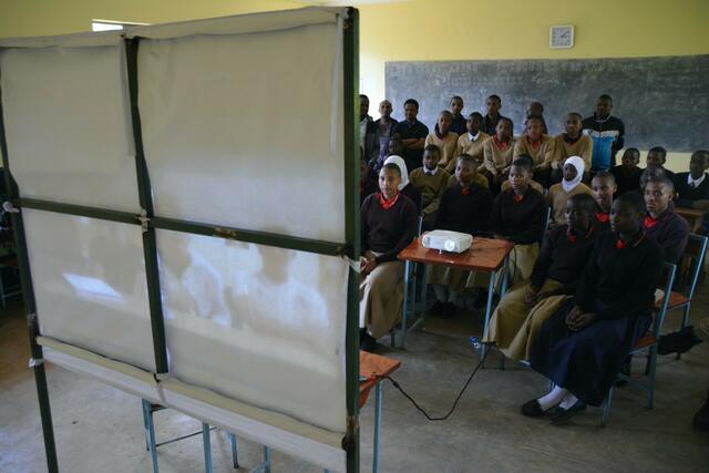 Via Videokonferenz tauschten sich die Schüler der ROGA mit denen der Makomu Secondary School aus | Foto: Offene Jugend Rosengarten