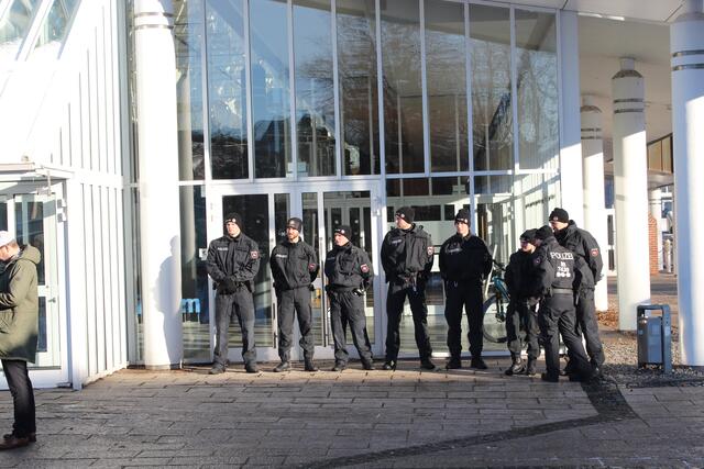Polizeiaufgebot vor dem Stadeum | Foto: sb