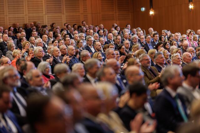 Rund 900 Gäste aus Wirtschaft, Politik, Verwaltung, Kultur und Medien waren der Einladung der IHK in das Stadeum gefolgt | Foto: IHK Stade/Jörg Struwe